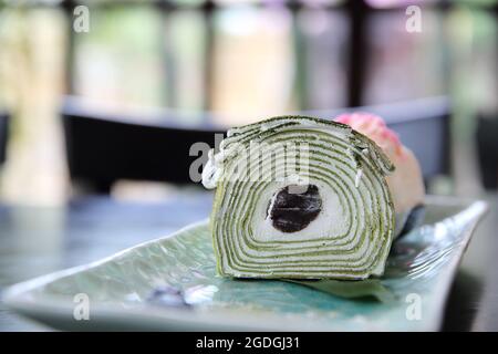 Kuchen mit grünem Tee und Eis Stockfoto