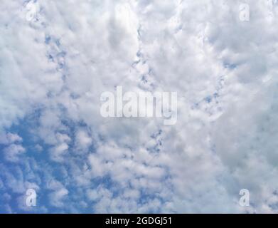 Hintergrund in Form von blauem Himmel und Wolken, großes Panorama Stockfoto