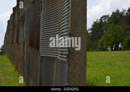 Geisa, Deutschland. August 2021. Blick auf einen ehemaligen Grenzzaun an der Point Alpha Gedenkstätte. Eine Gedenkveranstaltung erinnert an den Bau der Berliner Mauer vor 60 Jahren und an die innerdeutsche Teilung. Quelle: Swen Pförtner/dpa-Zentralbild/dpa/Alamy Live News Stockfoto