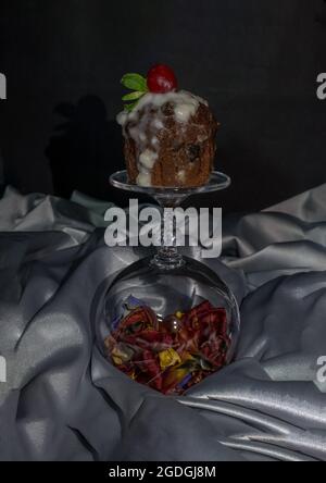 Stück Kuchen mit Schokolade und zartem Zitronencreme und Erdbeeren. Ein Glas Rotwein mit Erdbeeren und Orangen geteilt mit einem geliebten Menschen Stockfoto