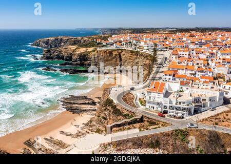 Luftaufnahme von Zambujeira do Mar - charmante Stadt auf Klippen am Atlantischen Ozean in Alentejo, Portugal Stockfoto