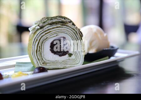Kuchen mit grünem Tee und Eis Stockfoto