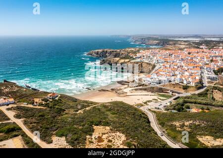 Luftaufnahme von Zambujeira do Mar - charmante Stadt auf Klippen am Atlantischen Ozean in Alentejo, Portugal Stockfoto