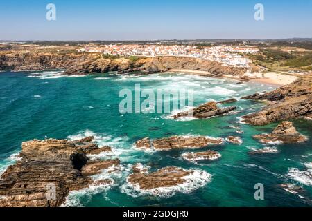 Luftaufnahme von Zambujeira do Mar - charmante Stadt auf Klippen am Atlantischen Ozean in Alentejo, Portugal Stockfoto