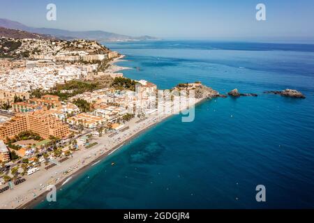 Luftaufnahme der touristischen Küste in Almunecar am Mittelmeer, Andalusien, Spanien Stockfoto