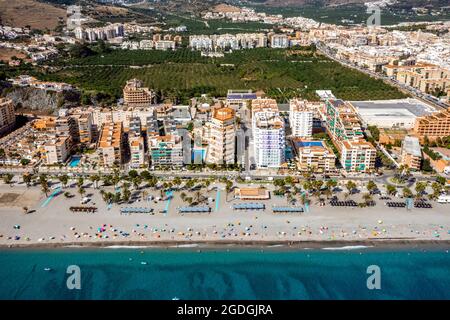 Luftaufnahme der touristischen Küste in Almunecar am Mittelmeer, Andalusien, Spanien Stockfoto