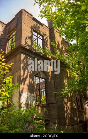 Die Skelettreste des Catskills Hotels, das Overlook Mountain House, begrüßen Wanderer, die auf den Gipfel des Overlook Mountain in der Nähe von wo reisen Stockfoto