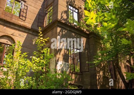 Die Skelettreste des Catskills Hotels, das Overlook Mountain House, begrüßen Wanderer, die auf den Gipfel des Overlook Mountain in der Nähe von wo reisen Stockfoto