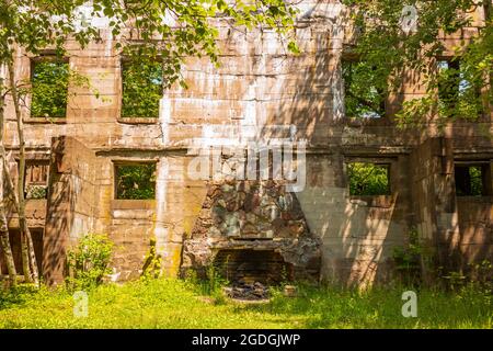 Die Skelettreste des Catskills Hotels, das Overlook Mountain House, begrüßen Wanderer, die auf den Gipfel des Overlook Mountain in der Nähe von wo reisen Stockfoto