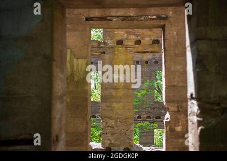 Die Skelettreste des Catskills Hotels, das Overlook Mountain House, begrüßen Wanderer, die auf den Gipfel des Overlook Mountain in der Nähe von wo reisen Stockfoto