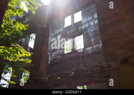Die Skelettreste des Catskills Hotels, das Overlook Mountain House, begrüßen Wanderer, die auf den Gipfel des Overlook Mountain in der Nähe von wo reisen Stockfoto