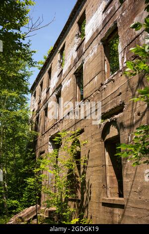 Die Skelettreste des Catskills Hotels, das Overlook Mountain House, begrüßen Wanderer, die auf den Gipfel des Overlook Mountain in der Nähe von wo reisen Stockfoto