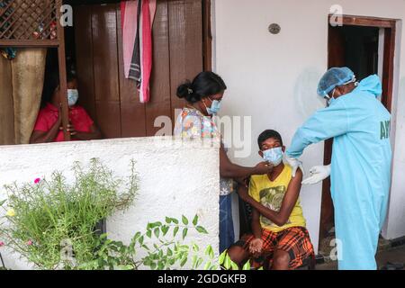 Colombo, Sri Lanka. August 2021. Ein Gesundheitsbeamter der srilankischen Armee impft einen Mann mit einer Dosis (Covid-19) Coronavirus-Impfstoff während einer mobilen Impfkampagne in Colombo ein. (Foto: Saman Abesiriwardana/Pacific Press) Quelle: Pacific Press Media Production Corp./Alamy Live News Stockfoto