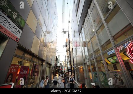 Gion , KYOTO , JAPAN - Mai 2016: Moderne Straßenszene mit Menschen auf der Shijo Dori Street, Gion Quarter, Kyoto. Stockfoto