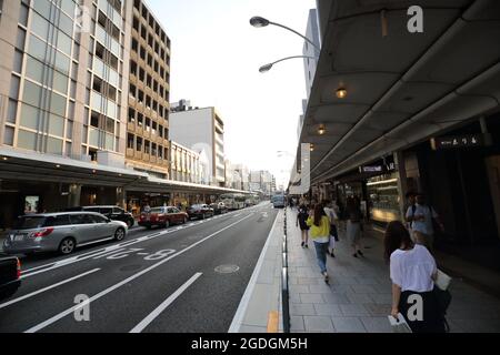 Gion , KYOTO , JAPAN - Mai 2016: Moderne Straßenszene mit Menschen auf der Shijo Dori Street, Gion Quarter, Kyoto. Stockfoto