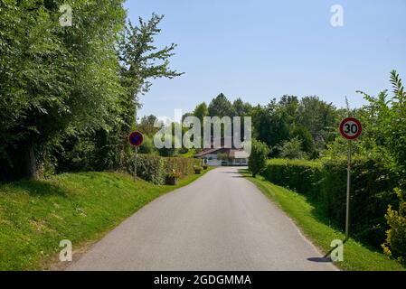 Blick auf Ferienhaus in Rue de la Grenouillere, La Madelaine-sous-Montreuil, Hauts-de-France. In der Nähe von Montreuil sur Mer, Pais de Calais, Frankreich. Stockfoto