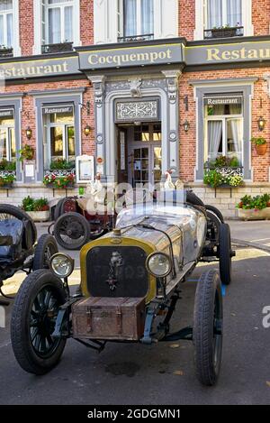 Oldtimer-Rennwagen vor dem Coq Hotel, Montreuil-sur-Mer, Region Pas-de-Calais, Nordfrankreich. Stockfoto