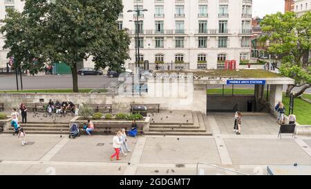 Der Marble Arch Mound, Londons neue Touristenattraktion. Eine von einem Mann gemachte, mit Bäumen und Gras bedeckte Hügelstruktur mit einer Aussichtsplattform oben. Stockfoto