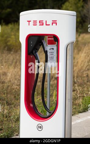 Ponferrada Outskirts, Spanien - 09. August 2021: Tesla-Kompressorstation. Tesla ist ein amerikanisches Unternehmen für Elektrofahrzeuge und saubere Energie Stockfoto