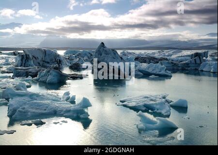 Eisberge, die in der Jokulsarlon-Lagune unterhalb des Gletschers in Südisland schweben Stockfoto