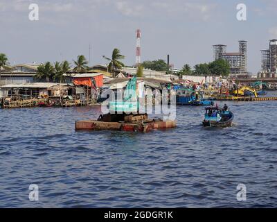 Nord-Jakarta, Indonesien. August 2021. Lage des Küstengebiets von Cilincing, Nord-Jakarta, das derzeit Gefahr läuft, ertrunken zu werden. Während der Rede von Joe Biden zum Klimawandel am 27. Juli sagte er, dass die Hauptstadt Jakarta in den kommenden 10 Jahren ertrunken zu werden droht. Quelle: Pacific Press Media Production Corp./Alamy Live News Stockfoto