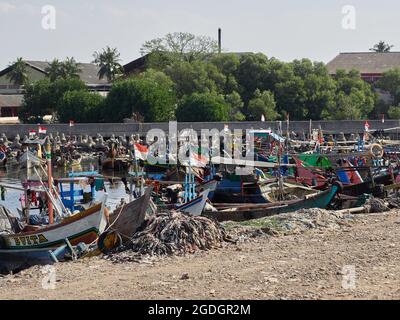 Nord-Jakarta, Indonesien. August 2021. Lage des Küstengebiets von Cilincing, Nord-Jakarta, das derzeit Gefahr läuft, ertrunken zu werden. Während der Rede von Joe Biden zum Klimawandel am 27. Juli sagte er, dass die Hauptstadt Jakarta in den kommenden 10 Jahren ertrunken zu werden droht. Quelle: Pacific Press Media Production Corp./Alamy Live News Stockfoto