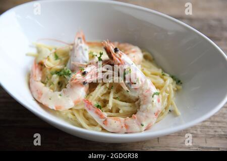 Spaghetti weiße Sauce mit Garnelen auf Holz Hintergrund Stockfoto