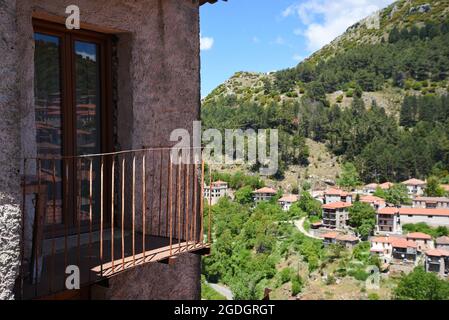 Landschaft mit landschaftlichem Blick auf traditionelle rustikale ländliche Häuser in Dimitsana Arcadia, Peloponnes Griechenland. Stockfoto