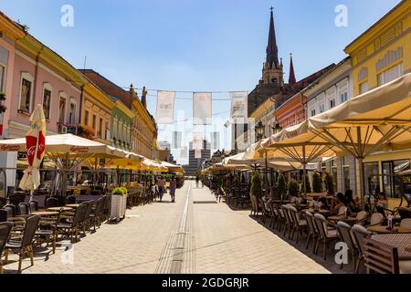 NOVI SAD, SERBIEN, 8. August 2021 - Leere Cafés im Freien aufgrund der Pandemie Covid-19. Stockfoto