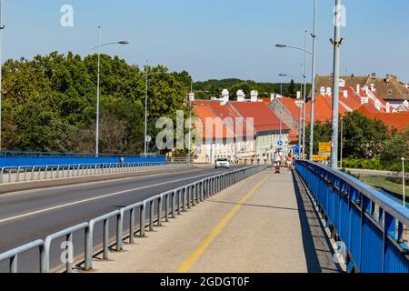 Brücke über die Donau in Novi Sad, Serbien. Stockfoto