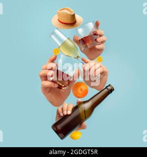Moderne Komposition im Zeitschriftenstil mit menschlichen Händen, die Gläser für Alkoholgetränke auf blauem Hintergrund halten. Stockfoto