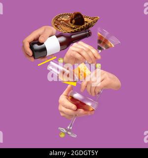 Moderne Komposition im Zeitschriftenstil mit menschlichen Händen, die Gläser für Alkoholgetränke auf fliederem Hintergrund halten. Stockfoto