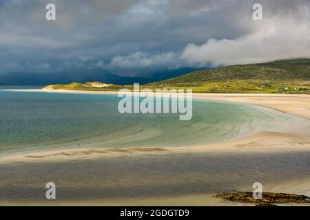 Blick über den Seilebost-Strand in Richtung Luskentire auf der Isle of Harris in den äußeren Hebriden, Schottland, Großbritannien Stockfoto