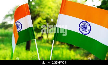 Zwei indische Tricolor Nationalflaggen im Naturhintergrund. Unabhängigkeitstag und Tag der Republik Indien. 15. August Inder Tiranga kreuzte Nahaufnahme, F Stockfoto