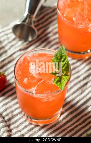 Erfrischender Cocktail aus Erdbeer-Basilikum mit Smash und Gin Stockfoto