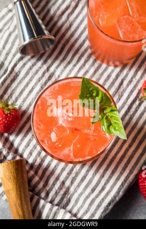 Erfrischender Cocktail aus Erdbeer-Basilikum mit Smash und Gin Stockfoto