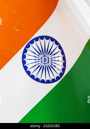 Winkende Flagge Indiens. Unabhängigkeitstag, Tag der Republik Indien. Dreifarbige Flaggen-Symbole mit Ashoka Chakra-Speichen Indiens. Papierfahne oder Poster Stockfoto