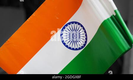 Winkende Flagge Indiens. Unabhängigkeitstag, Tag der Republik Indien. Dreifarbige Flaggen-Symbole mit Ashoka Chakra-Speichen Indiens. Papierfahne oder Poster Stockfoto