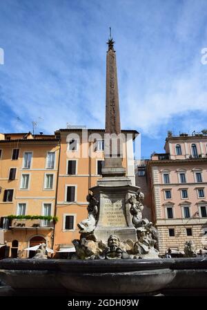 Obelisco del Pantheon - Obelisk neben dem Pantheon auf der Piayya della Rotonda in Rom, Italien Stockfoto