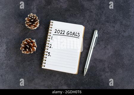 2022 Ziele Text auf Notizblock mit Kegel und Stift Stockfoto