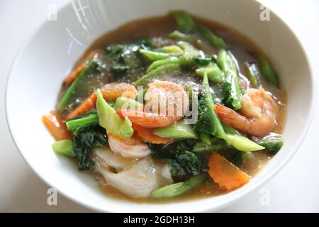 Gebratene Nudeln aus Hongkong mit Meeresfrüchten Stockfoto