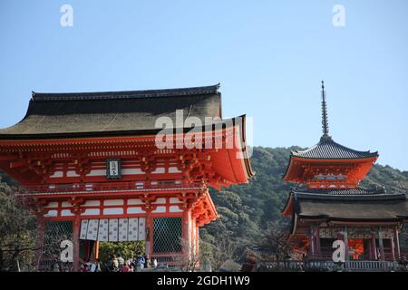 KYOTO - Dezember 31: Touristen besuchen den Kiyomizu-Tempel am 31,2016. Dezember in Kyoto, Japan. Stockfoto