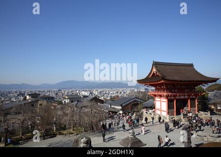 KYOTO - Dezember 31: Touristen besuchen den Kiyomizu-Tempel am 31,2016. Dezember in Kyoto, Japan. Stockfoto