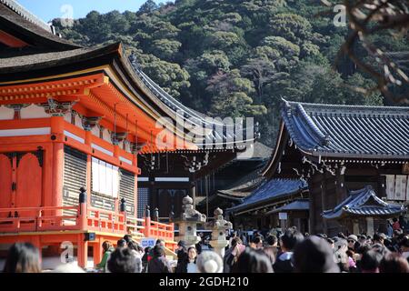 KYOTO - Dezember 31: Touristen besuchen den Kiyomizu-Tempel am 31,2016. Dezember in Kyoto, Japan. Stockfoto