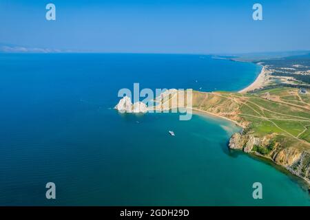 Luftdrohne aus der Sicht. Sommer. Baikalsee. Olchon Island. Felsen in Sibirien. Kap Burkhan (Shamanka). Stockfoto