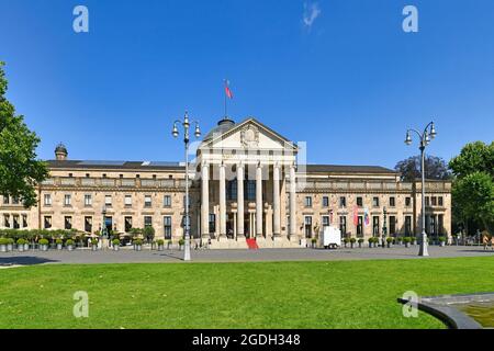 Wiesbaden, Deutschland - Juli 2021: Kongresszentrum Kurhaus im öffentlichen Park an sonnigen Tagen Stockfoto