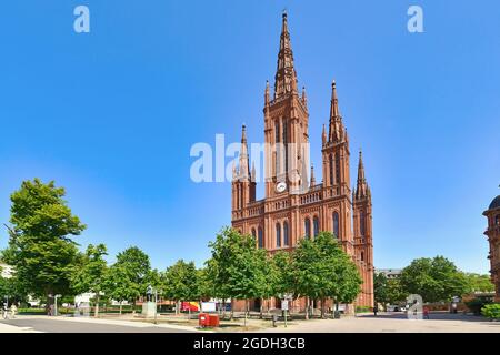 Wiesbaden, Deutschland - Juli 2021: Neugotische evangelische Kirche mit dem Namen „Marktkirche“ Stockfoto