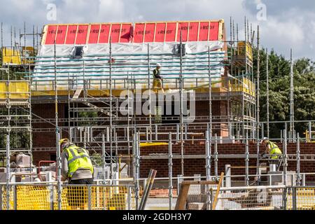 Keepmoat Häuser Bauträger, Entwicklungsstandort in Chorley. Bauherren beginnen mit dem Bau dieser großen neuen Wohnsiedlung. Klober Permo Air Open Underlay Roofing Belüftungsfilz, Dächer Holzlatten Dachgaube, Ridge Board, Dachsparren und Dachgaube Konstruktion, Dachträger, Wangen Fascia Board Holzboarding soffit Rahmen und Verkleidung Apex Dachhölzer. Dachgaube auf Grünflächen gebaut. Stockfoto