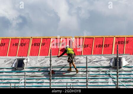 Keepmoat Häuser Bauträger, Entwicklungsstandort in Chorley. Bauherren beginnen mit dem Bau dieser großen neuen Wohnsiedlung. Klober Permo Air Open Underlay Roofing Belüftungsfilz, Dächer Holzlatten Dachgaube, Ridge Board, Dachsparren und Dachgaube Konstruktion, Dachträger, Wangen Fascia Board Holzboarding soffit Rahmen und Verkleidung Apex Dachhölzer. Dachgaube auf Grünflächen gebaut. Stockfoto