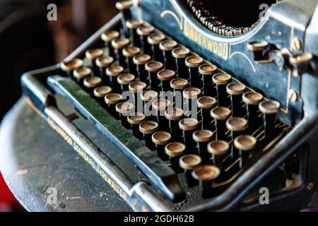 SANTA CRUZ DE TENERIFFA, SPANIEN - 29. Jul 2021: Eine alte Underwood-Schreibmaschine schrieb in Spanien Briefe und Dokumente Stockfoto